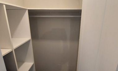ARRIENDO DEPTO COMO NUEVO, METRO MONEDA, SEGURIDAD Y TRANQUILO EDIFICIO