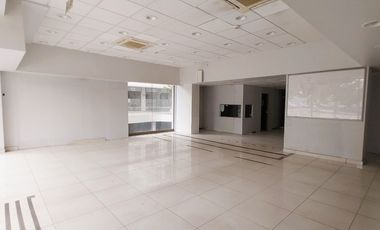 Primera Linea Frente A Av Las Condes, Amplio