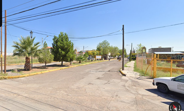 Casa ubicada en colonia Campestre Las Carolina Chihuahua. Con 4 recamaras y 1080m2. Con acceso Controlado, Seguridad las 24 horas del día. A unos minu