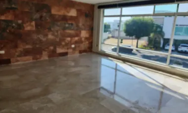 Casa en Renta en Lomas de Angelopolis II, Excelente Ubicación, Opción Premium , Cluster con Alberca, Gym y Salón para eventos