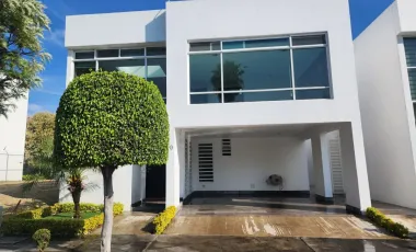 Casa en Renta en Lomas de Angelopolis II, Excelente Ubicación, Opción Premium , Cluster con Alberca, Gym y Salón para eventos