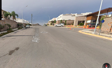 Casa en fraccionamiento Residencial Albaterra II, con 3 recamaras y 215m2, entre Av. P. Boreal y Av. Bosque Real.