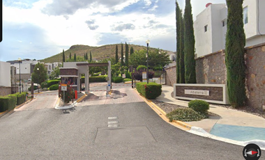 Casa en fraccionamiento Residencial Albaterra II, con 3 recamaras y 215m2, entre Av. P. Boreal y Av. Bosque Real.