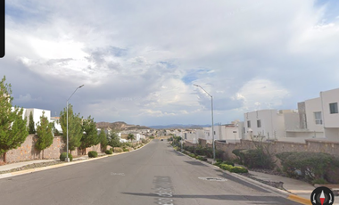 Casa en fraccionamiento Residencial Albaterra II, con 3 recamaras y 215m2, entre Av. P. Boreal y Av. Bosque Real.