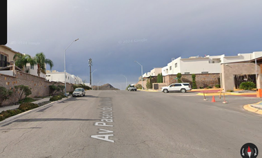 Casa en fraccionamiento Residencial Albaterra II, con 3 recamaras y 215m2, entre Av. P. Boreal y Av. Bosque Real.