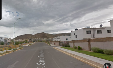 Casa en Fraccionamiento ubicada en Paseo de los Leones, con 3 recamaras y 120m2, A solo unos minutos de escuela Normal Superior.