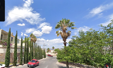 Casa en fraccionamiento ubicada en colonia Paseo de Chihuahua, con 3 recamaras y 199m2, A solo unos minutos de Plaza Comercial  Paseo Basarí.