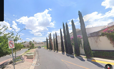 Casa en fraccionamiento ubicada en colonia Paseo de Chihuahua, con 3 recamaras y 199m2, A solo unos minutos de Plaza Comercial  Paseo Basarí.