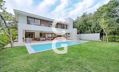 Casa en Venta en Cancun en Residencial Lagos del Sol con Alberca y Jardín