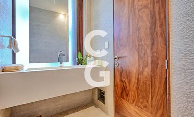 Casa en Venta en Cancun en Residencial Lagos del Sol con Alberca y Jardín