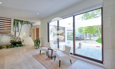Casa en Venta en Cancun en Residencial Lagos del Sol con Alberca y Jardín