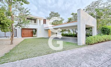 Casa en Venta en Cancun en Residencial Lagos del Sol con Alberca y Jardín