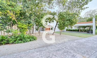 Casa en Venta en Cancun en Residencial Lagos del Sol con Alberca y Jardín