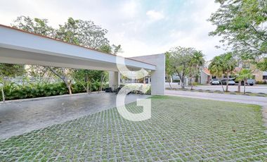 Casa en Venta en Cancun en Residencial Lagos del Sol con Alberca y Jardín
