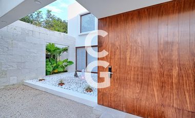 Casa en Venta en Cancun en Residencial Lagos del Sol con Alberca y Jardín
