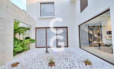 Casa en Venta en Cancun en Residencial Lagos del Sol con Alberca y Jardín