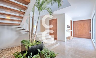 Casa en Venta en Cancun en Residencial Lagos del Sol con Alberca y Jardín