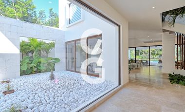 Casa en Venta en Cancun en Residencial Lagos del Sol con Alberca y Jardín