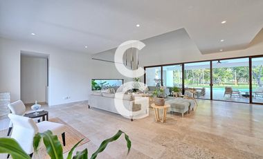 Casa en Venta en Cancun en Residencial Lagos del Sol con Alberca y Jardín