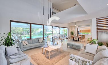 Casa en Venta en Cancun en Residencial Lagos del Sol con Alberca y Jardín