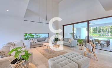 Casa en Venta en Cancun en Residencial Lagos del Sol con Alberca y Jardín