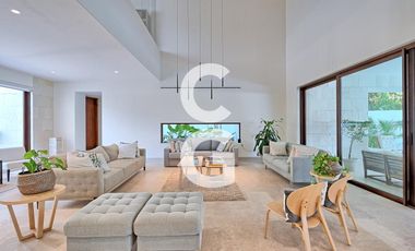 Casa en Venta en Cancun en Residencial Lagos del Sol con Alberca y Jardín