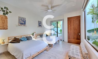 Casa en Venta en Cancun en Residencial Lagos del Sol con Alberca y Jardín