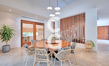 Casa en Venta en Cancun en Residencial Lagos del Sol con Alberca y Jardín