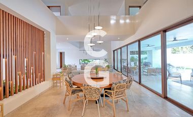 Casa en Venta en Cancun en Residencial Lagos del Sol con Alberca y Jardín