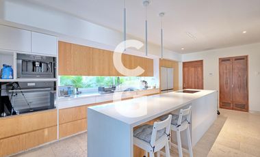 Casa en Venta en Cancun en Residencial Lagos del Sol con Alberca y Jardín