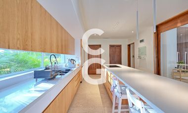 Casa en Venta en Cancun en Residencial Lagos del Sol con Alberca y Jardín