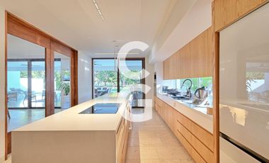 Casa en Venta en Cancun en Residencial Lagos del Sol con Alberca y Jardín