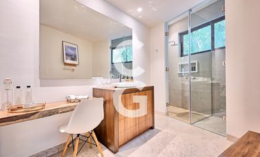 Casa en Venta en Cancun en Residencial Lagos del Sol con Alberca y Jardín