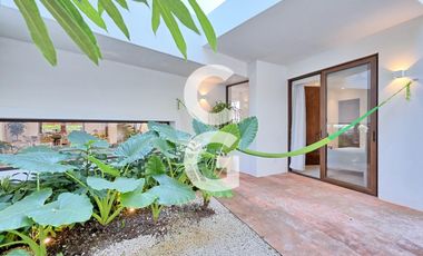 Casa en Venta en Cancun en Residencial Lagos del Sol con Alberca y Jardín