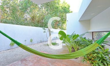 Casa en Venta en Cancun en Residencial Lagos del Sol con Alberca y Jardín