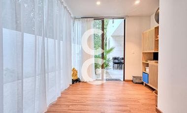 Casa en Venta en Cancun en Residencial Lagos del Sol con Alberca y Jardín