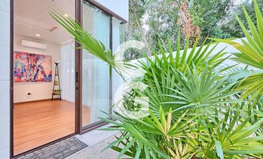 Casa en Venta en Cancun en Residencial Lagos del Sol con Alberca y Jardín