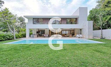 Casa en Venta en Cancun en Residencial Lagos del Sol con Alberca y Jardín