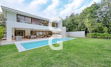 Casa en Venta en Cancun en Residencial Lagos del Sol con Alberca y Jardín