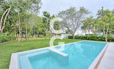 Casa en Venta en Cancun en Residencial Lagos del Sol con Alberca y Jardín