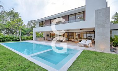 Casa en Venta en Cancun en Residencial Lagos del Sol con Alberca y Jardín