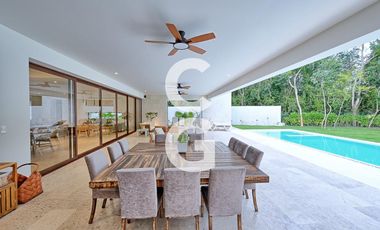 Casa en Venta en Cancun en Residencial Lagos del Sol con Alberca y Jardín