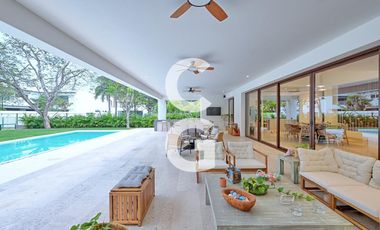 Casa en Venta en Cancun en Residencial Lagos del Sol con Alberca y Jardín