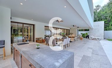 Casa en Venta en Cancun en Residencial Lagos del Sol con Alberca y Jardín