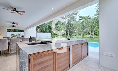 Casa en Venta en Cancun en Residencial Lagos del Sol con Alberca y Jardín