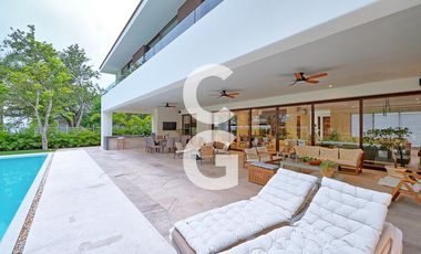 Casa en Venta en Cancun en Residencial Lagos del Sol con Alberca y Jardín