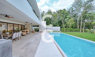 Casa en Venta en Cancun en Residencial Lagos del Sol con Alberca y Jardín