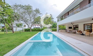Casa en Venta en Cancun en Residencial Lagos del Sol con Alberca y Jardín