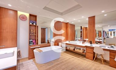 Casa en Venta en Cancun en Residencial Lagos del Sol con Alberca y Jardín