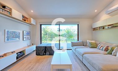 Casa en Venta en Cancun en Residencial Lagos del Sol con Alberca y Jardín